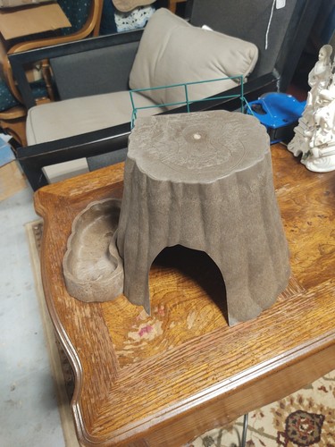 Cozy large tree trunk hideout - large,